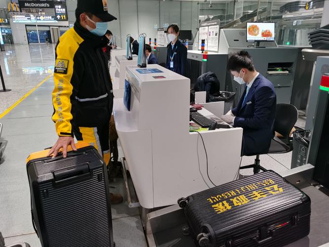 第一次坐飞机,去了机场,该怎么办???顺序是什么?? 第一次坐飞机,去了机场,该怎么办???顺序是什么??